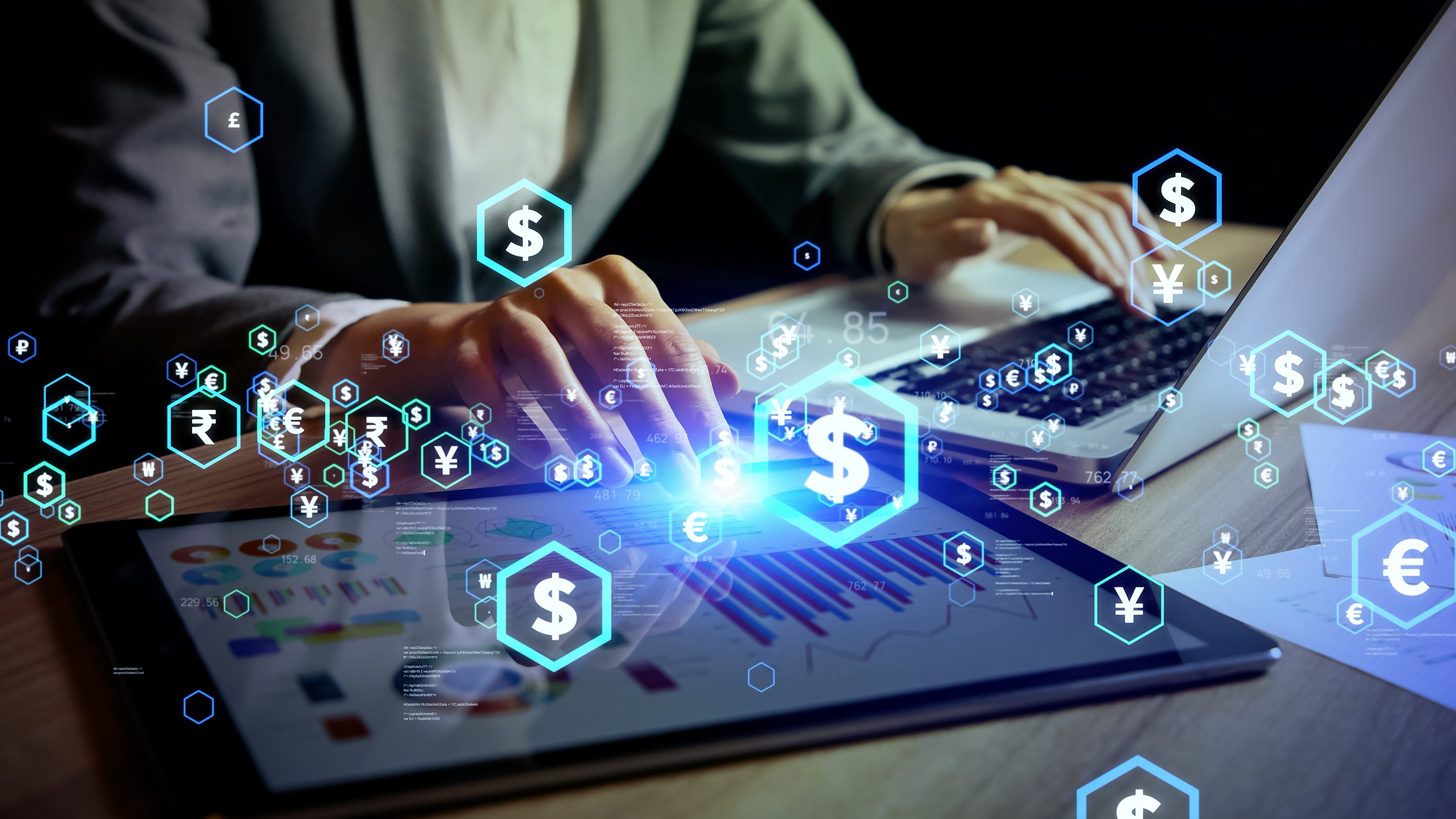 Mann am Laptop mit schwebenden Dollarzeichen, symbolisiert Preisgestaltung und Kosten